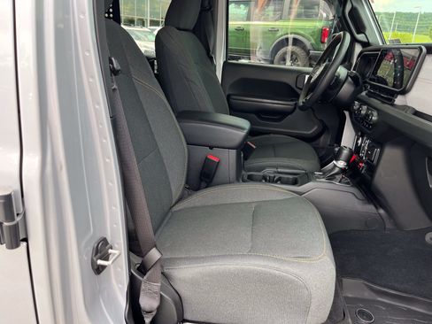 Used 2024 Jeep Wrangler Unlimited AWD/4WD image 3