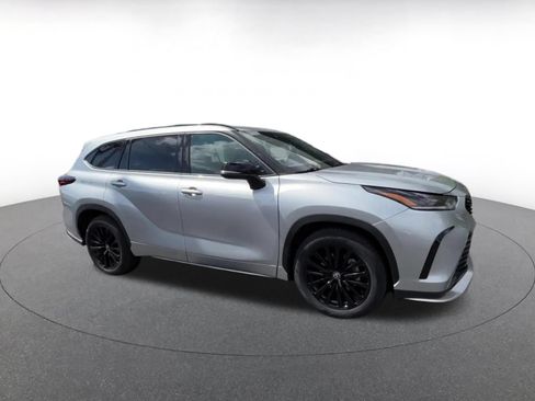 Used 2025 Toyota Highlander XSE AWD/4WD image 2