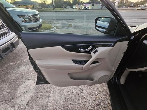 Used 2017 Nissan Rogue S image 17