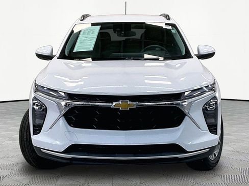 Used 2025 Chevrolet Trax LT FWD image 2