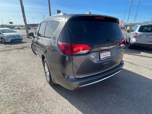 Used 2020 Chrysler Pacifica Touring-L image 7