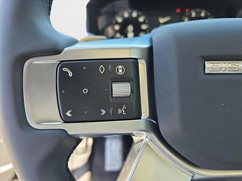 New 2025 Land Rover Discovery Dynamic SE AWD/4WD image 17