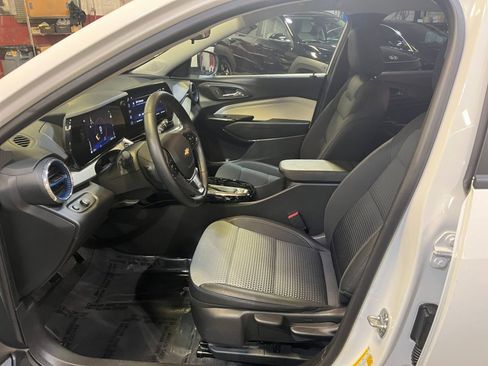 Used 2025 Chevrolet Trax LT w/ LT Convenience Package image 25