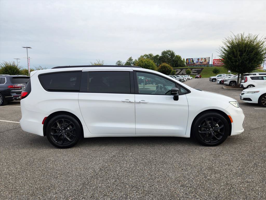Used 2025 Chrysler Pacifica Limited FWD image 3
