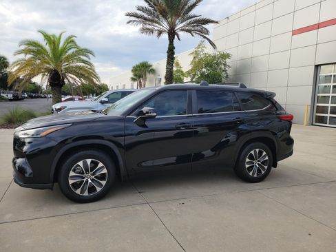 Used 2023 Toyota Highlander XLE FWD image 3