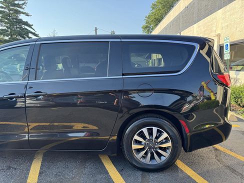 Used 2022 Chrysler Pacifica Touring-L image 20