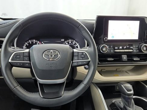 Certified 2024 Toyota Highlander XLE FWD image 34