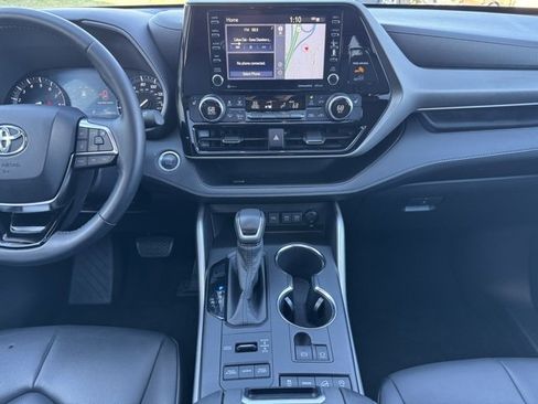 Certified 2020 Toyota Highlander XLE image 2