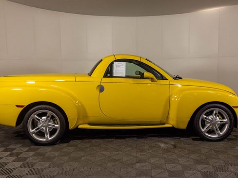 Used 2004 Chevrolet SSR w/ Preferred Equipment Group RWD image 14