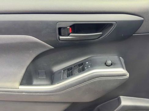 Used 2020 Toyota Highlander LE FWD image 20