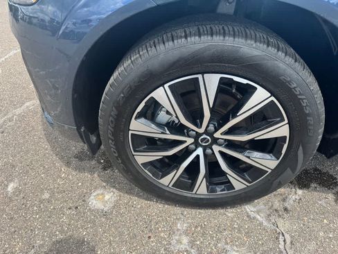 Used 2025 Volvo XC60 B5 Plus AWD/4WD image 11