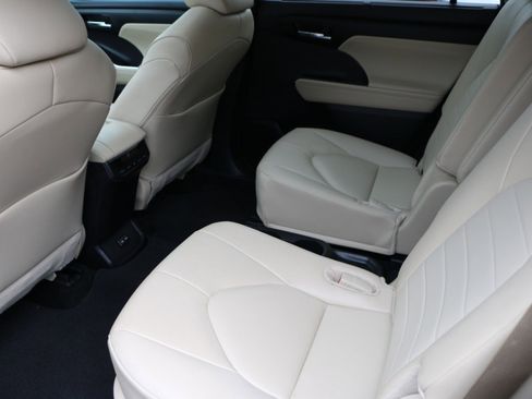 Used 2024 Toyota Highlander XLE AWD/4WD image 30
