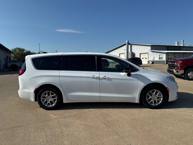Used 2024 Chrysler Pacifica Touring-L FWD image 8