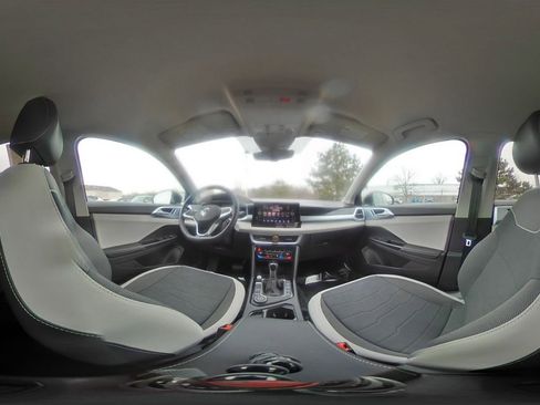 Used 2025 Volkswagen Taos SE AWD/4WD image 44