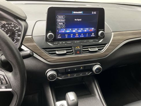 Used 2025 Nissan Altima 2.5 SV FWD image 15