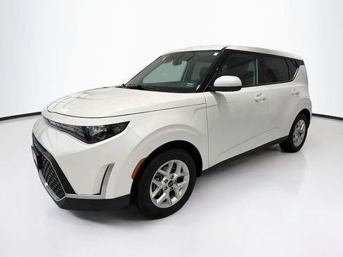 Used 2025 Kia Soul LX w/ LX Technology Package FWD image 3