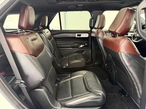 Used 2022 Ford Explorer Platinum w/ Equipment Group 601A AWD/4WD image 28