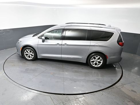 Used 2018 Chrysler Pacifica Touring-L w/ Tire & Wheel Group image 18