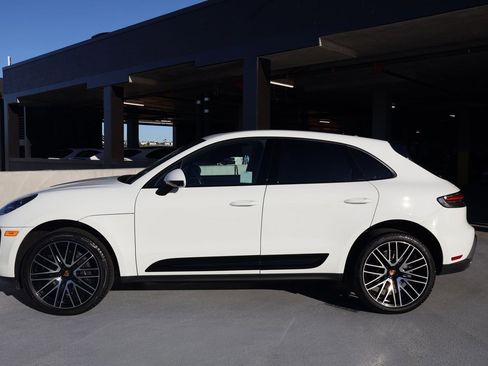Certified 2025 Porsche Macan image 2