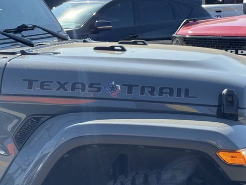 Used 2025 Jeep Gladiator Sport image 5