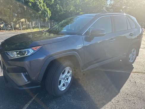 Used 2019 Toyota RAV4 XLE w/ Convenience Package AWD/4WD image 3