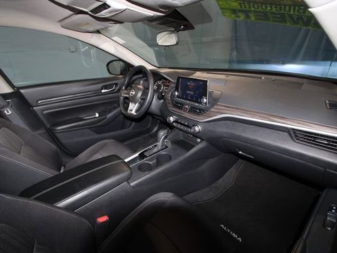 Used 2025 Nissan Altima 2.5 SV image 18