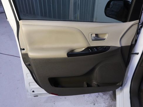 Used 2015 Toyota Sienna LE image 21