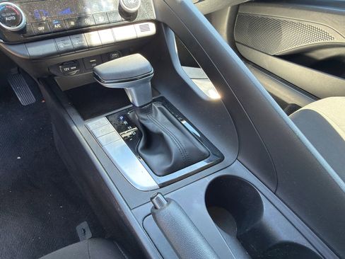 Used 2022 Hyundai Elantra SEL FWD image 15