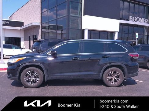 Used 2016 Toyota Highlander XLE AWD/4WD image 2