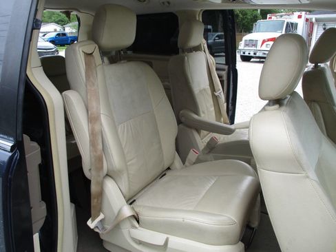 Used 2008 Chrysler Town & Country Limited w/ Entertainment Group #3 FWD image 24