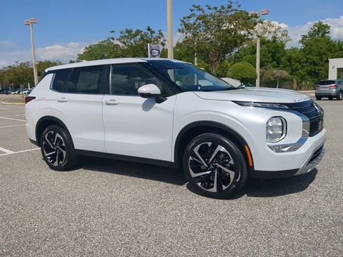 Used 2024 Mitsubishi Outlander SE image 2