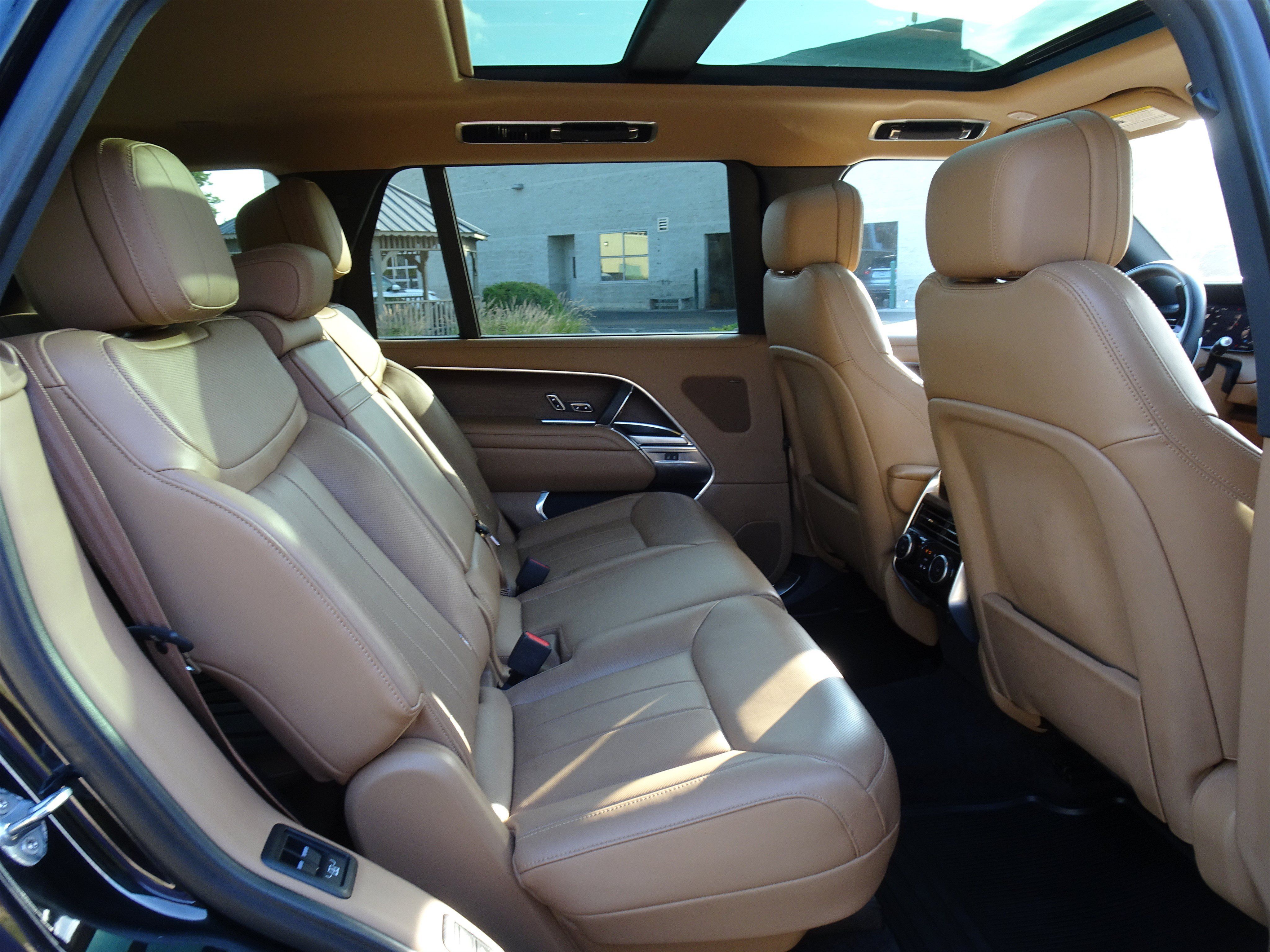 Certified 2023 Land Rover Range Rover Long Wheelbase SE AWD/4WD image 19