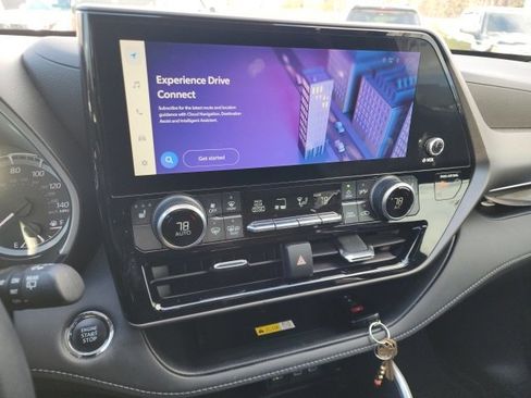 Used 2023 Toyota Highlander XLE image 10