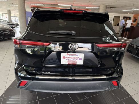 Used 2025 Toyota Highlander LE FWD image 7