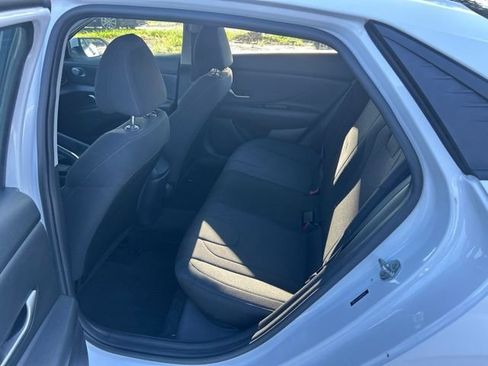 Used 2021 Hyundai Elantra SE FWD image 6