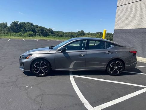 Used 2025 Nissan Altima 2.5 SR FWD image 5