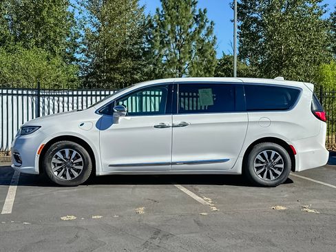 Used 2022 Chrysler Pacifica Limited w/ Uconnect Theater Family Group FWD image 6