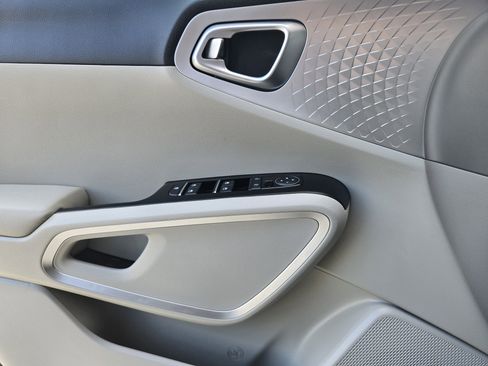 Used 2025 Kia Soul LX image 17