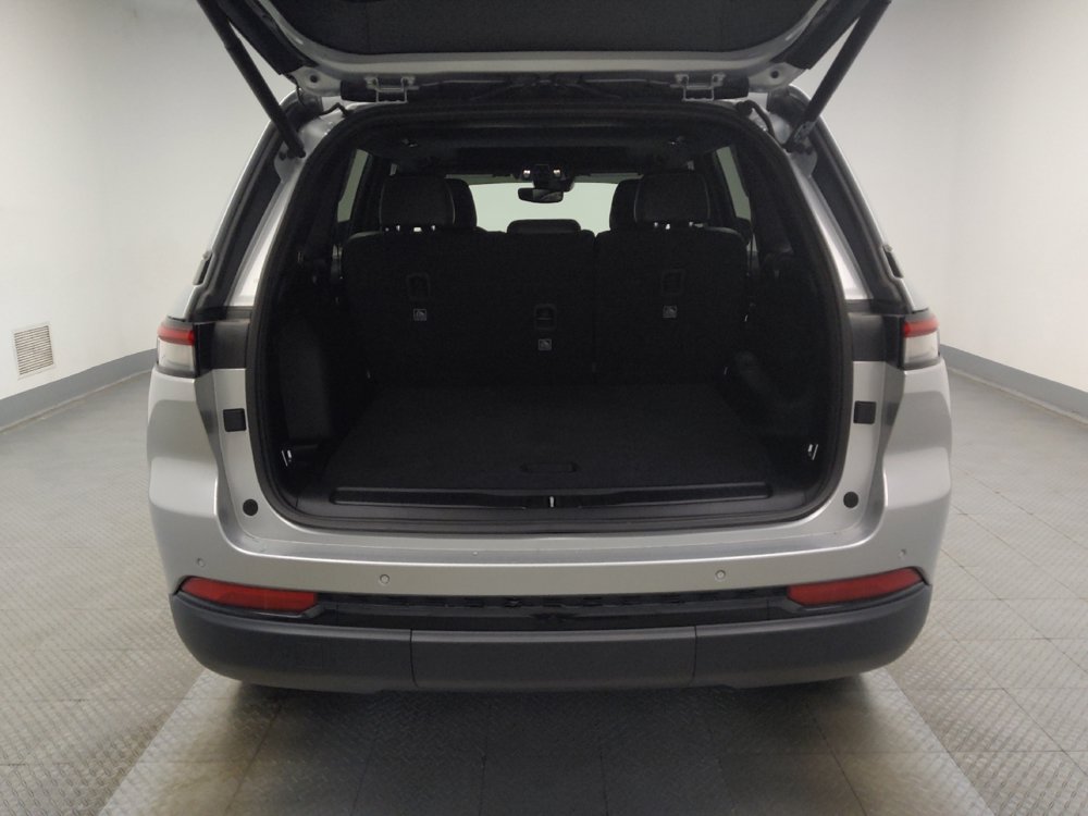 Used 2023 Jeep Grand Cherokee Altitude AWD/4WD image 29