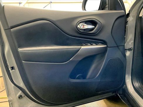 Used 2019 Jeep Cherokee Latitude Plus w/ Cold Weather Group image 20