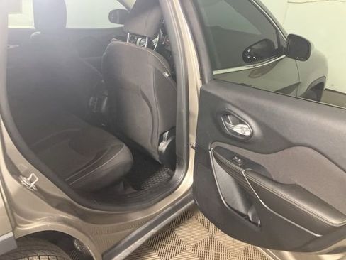 Used 2016 Jeep Cherokee Latitude w/ Comfort/Convenience Group image 19