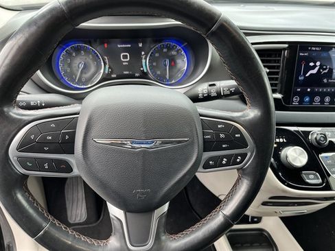 Used 2020 Chrysler Pacifica Touring-L Plus w/ Advanced Safetytec Group FWD image 20