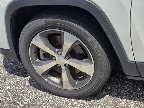 Used 2019 Jeep Cherokee Limited FWD image 6
