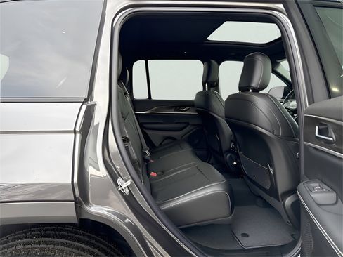 New 2025 Jeep Grand Cherokee Limited image 12