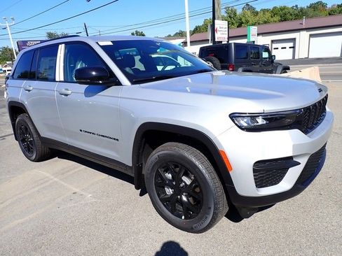New 2025 Jeep Grand Cherokee Altitude image 9