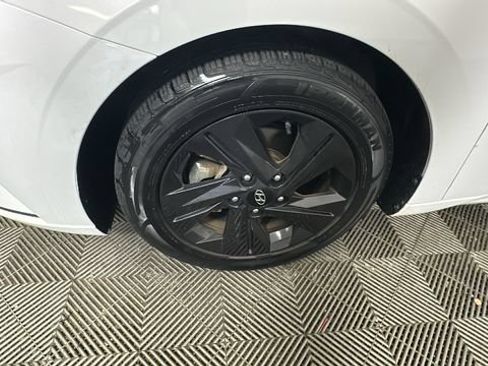 Used 2022 Hyundai Elantra SEL w/ Convenience Package FWD image 9