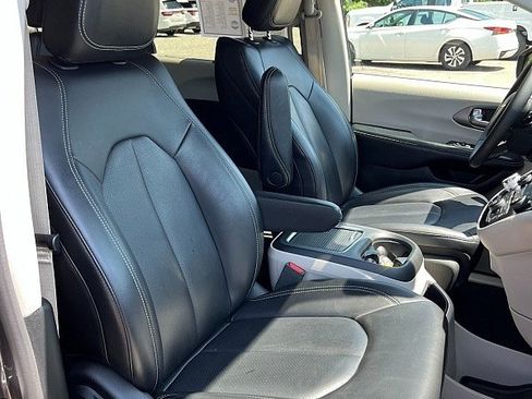 Used 2023 Chrysler Pacifica Touring-L FWD image 13