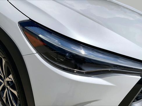 Used 2025 Toyota Corolla Cross XLE w/ Convenience Package FWD image 27