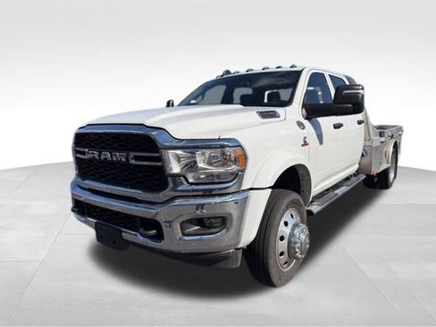 Used 2024 RAM 5500 Tradesman w/ Chrome Appearance Group AWD/4WD image 3
