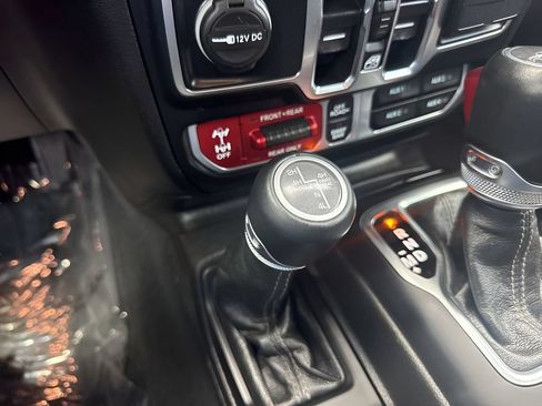 Used 2024 Jeep Gladiator Rubicon AWD/4WD image 23